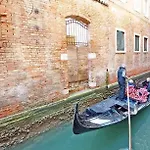 Apartment In Venice ! On Whtsapp ! Check The Number From The Photos! Lovely