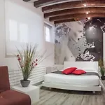 Rialto Apartments Whit Lift