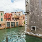 Exquisite Pied-A-Terre With Balcony