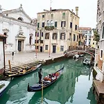 Pink House In Venice City Center