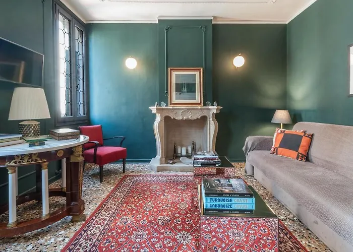 Stylish Renovated Apartment In The Heart Of The City