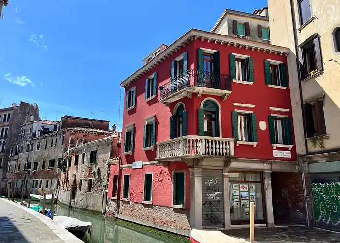 Splendid “True Venice Apartment” Overlooking Water