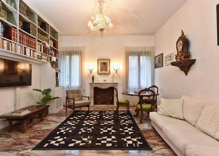 Soderini Splendor: First Floor Palazzo Charm At Castello Square