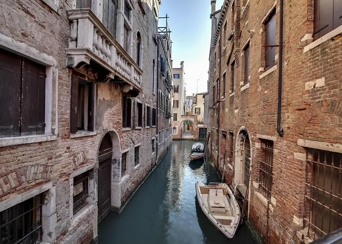 Canal View Suite In Rialto By Wonderful Italy