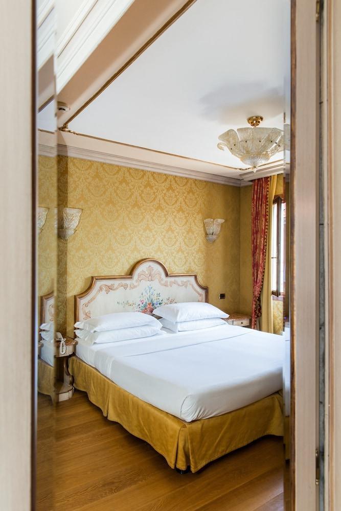 Nh Santa Lucia Hotel 4*