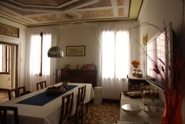 Al Teatro With Canal View Couette-café