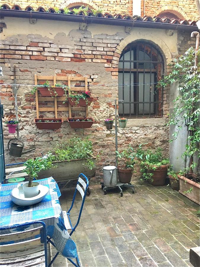 Il Buco Della Suora * Venise