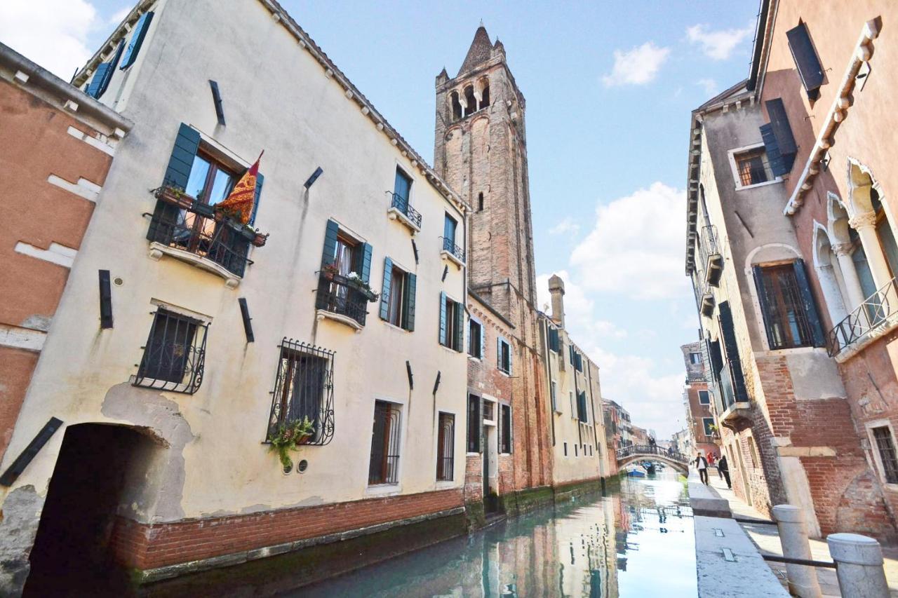 San Barnaba On The Canal Venise