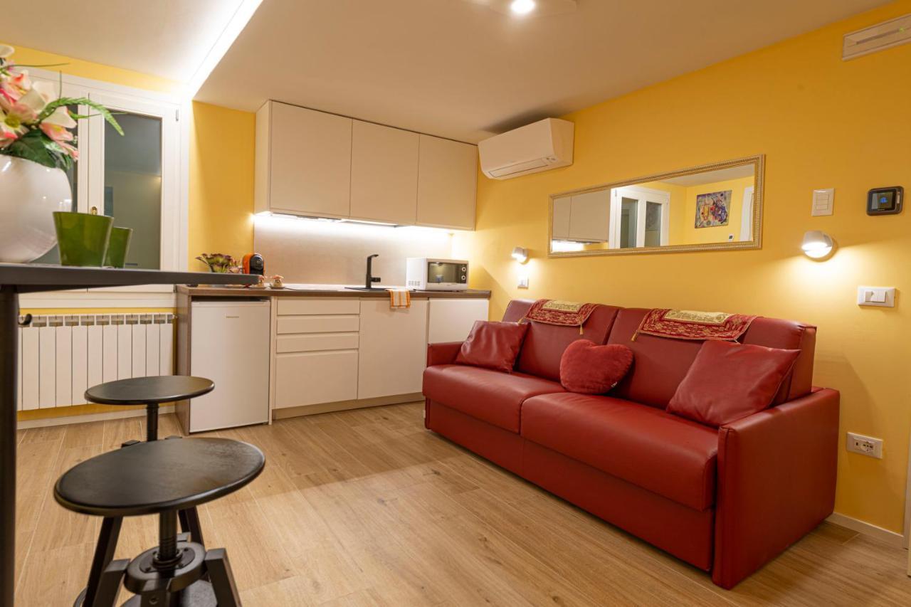 Nina Sweet In Appartement Venise