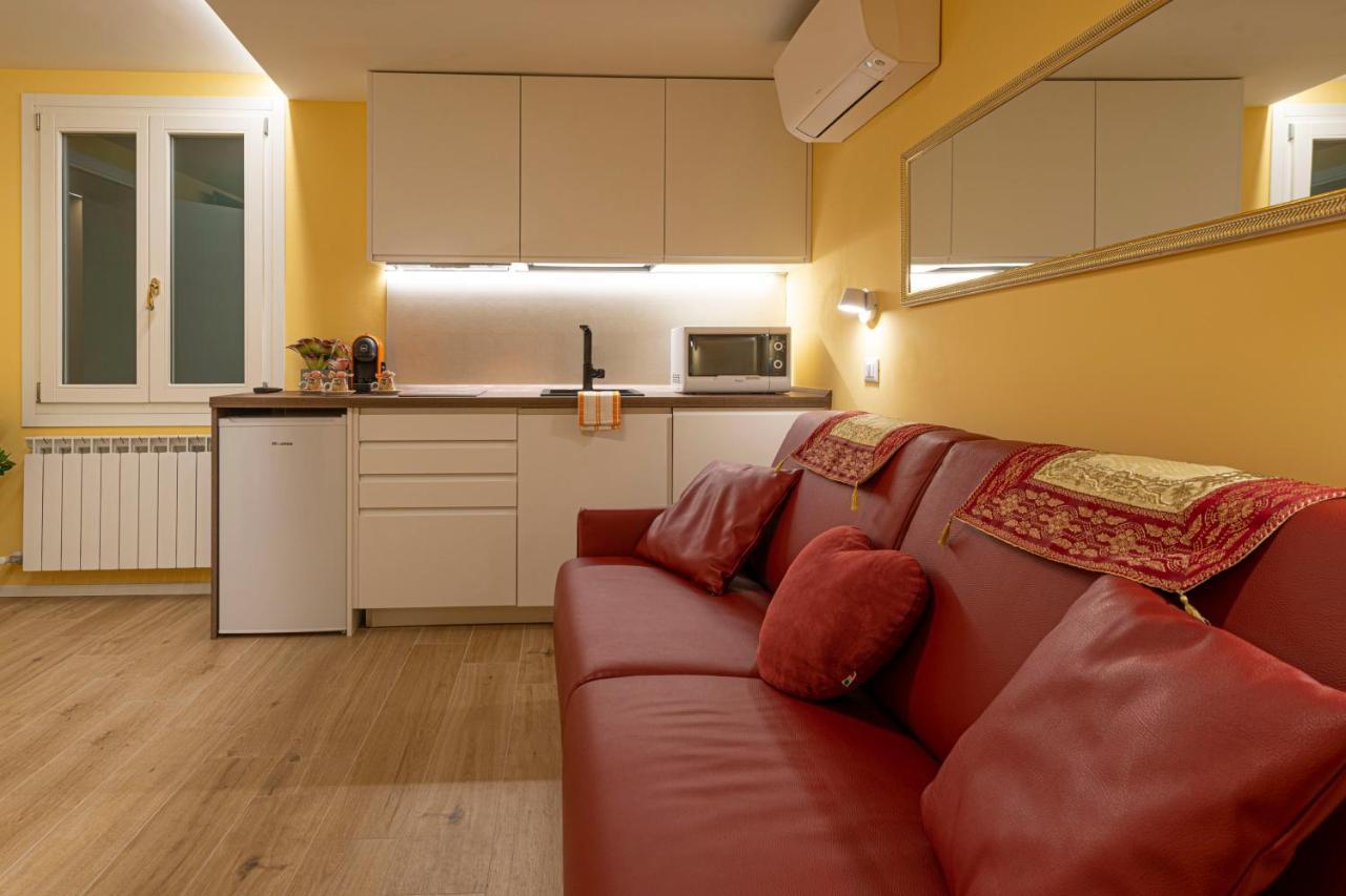 Nina Sweet In Appartement