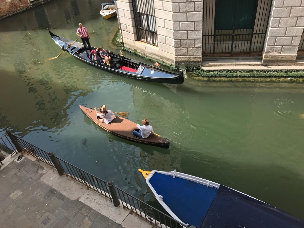 Couette-café Al Teatro With Canal View Venise