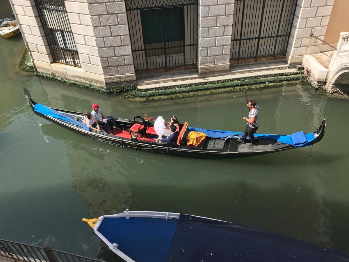 Couette-café Al Teatro With Canal View Venise