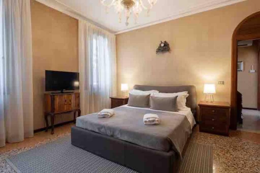Ca' Pesaro Rooftop Terrace Apartment. * Venetië