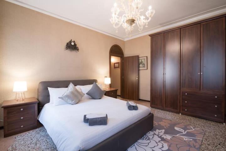 Ca' Pesaro Rooftop Terrace Apartment. Appartement Venise