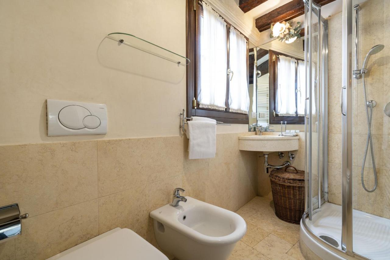 Gondola Luxury - Campo Santi Filippo E Giacomo By Wonderful Italy * Venedig