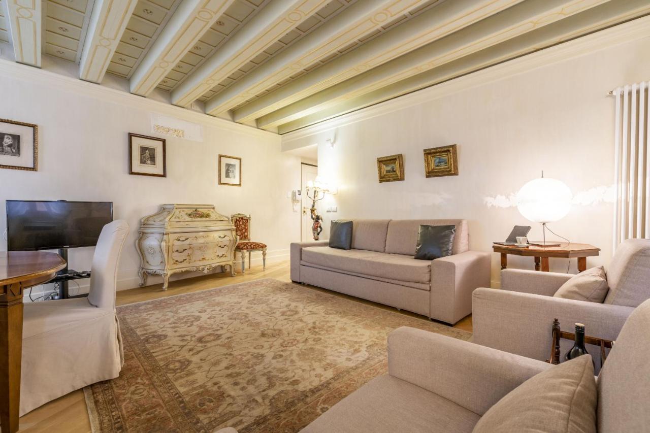 Gondola Luxury - Campo Santi Filippo E Giacomo By Wonderful Italy * Venedig