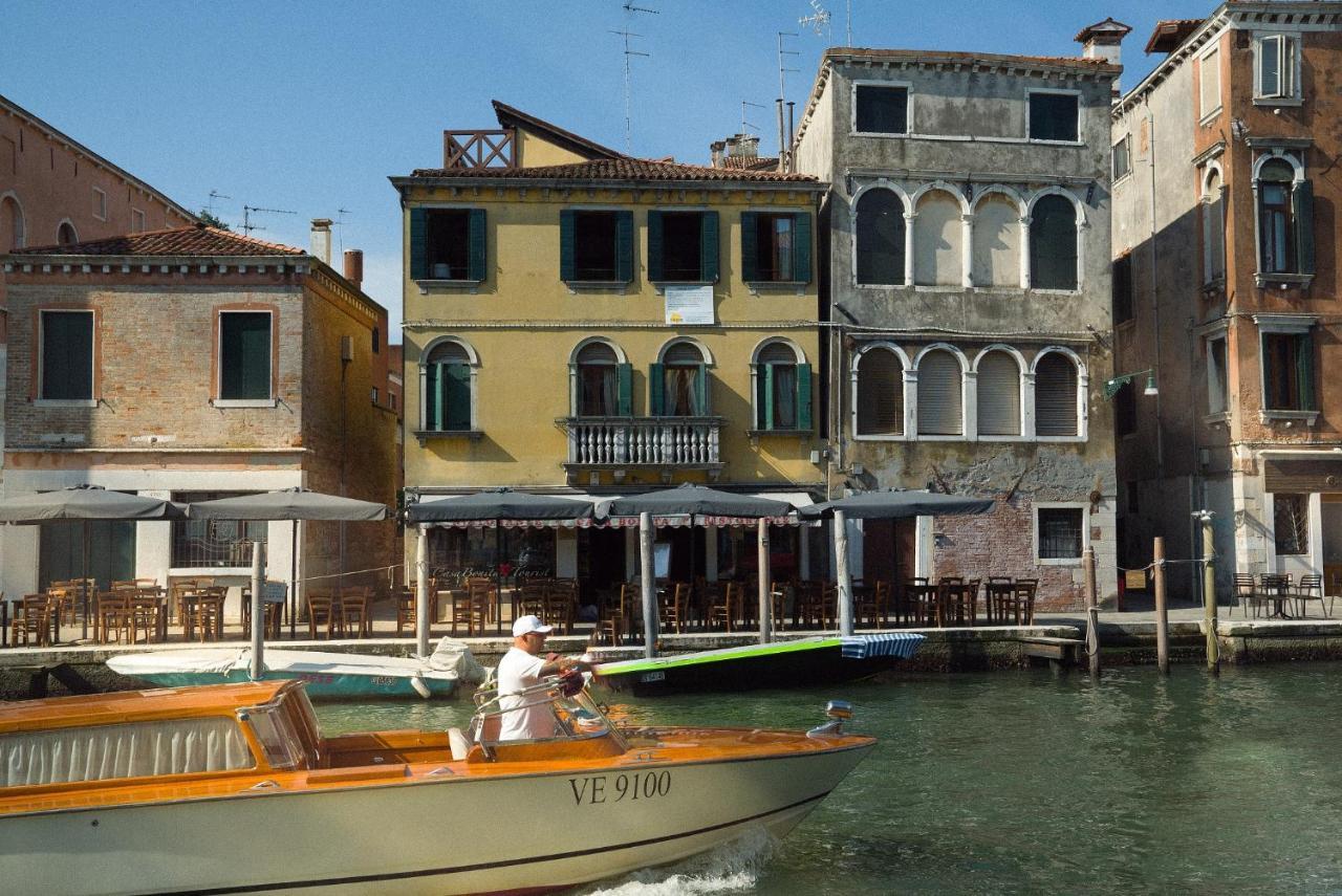 Hébergement de vacances Palazzo Veneziano Direct At The Canal With Roof Terrace Venise
