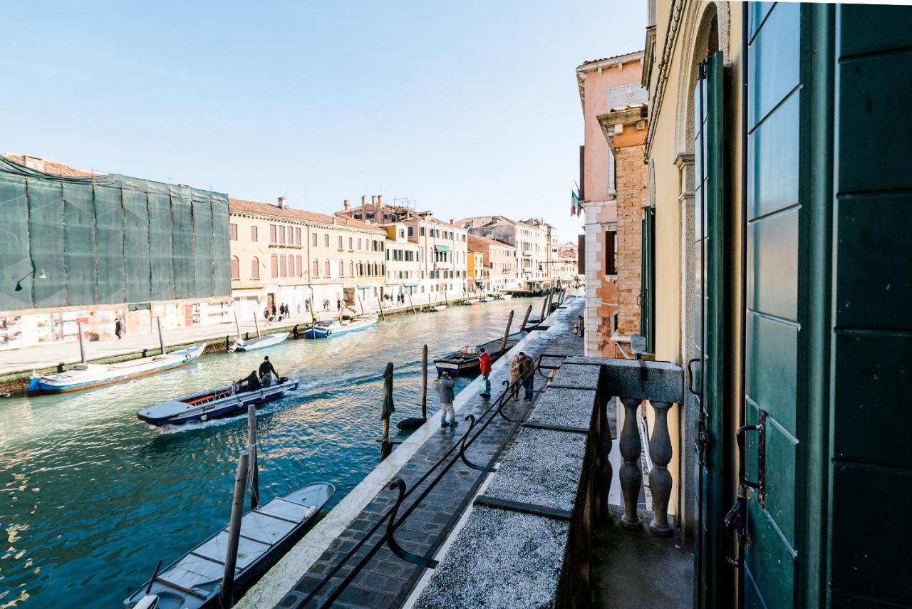 Hébergement de vacances Palazzo Veneziano Direct At The Canal With Roof Terrace