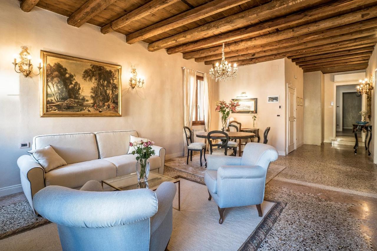 Hébergement de vacances Palazzo Veneziano Direct At The Canal With Roof Terrace