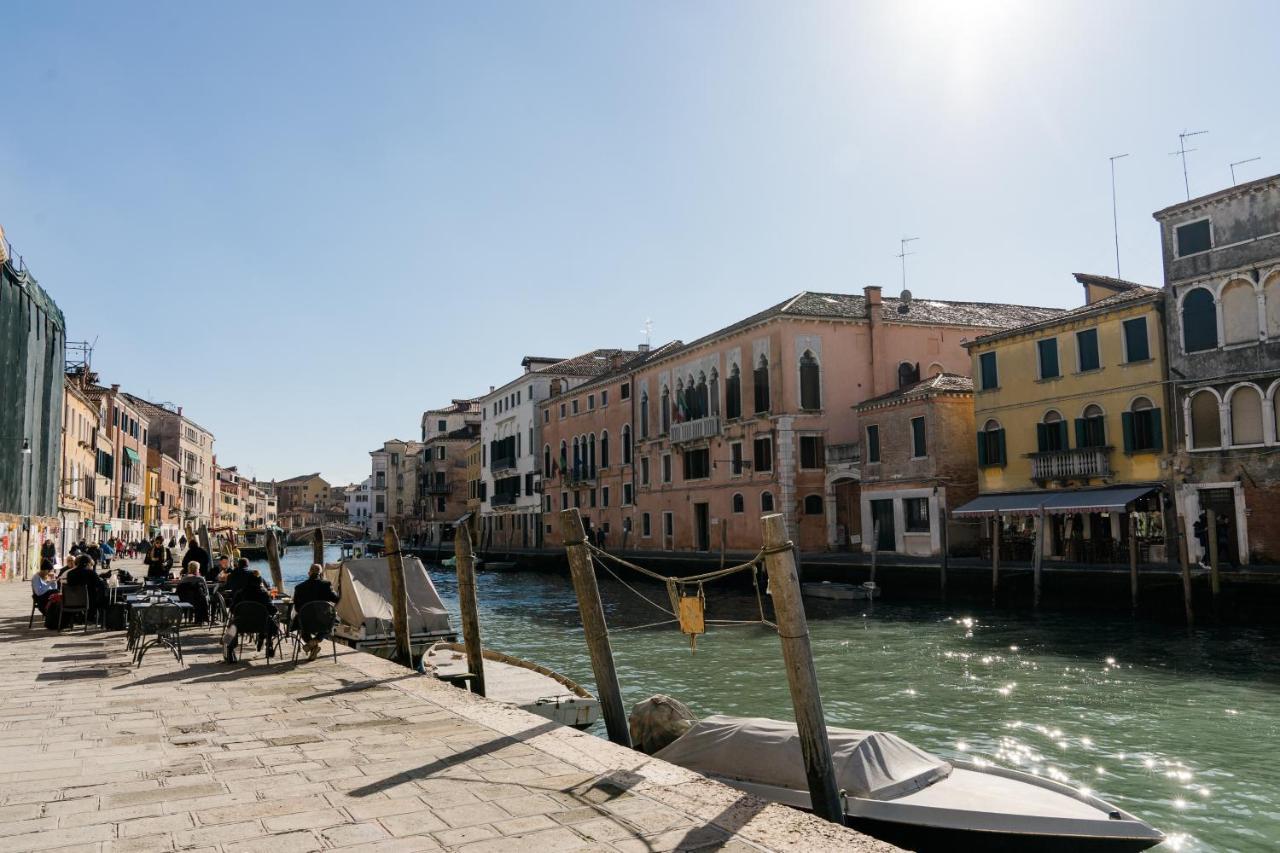 Hébergement de vacances Palazzo Veneziano Direct At The Canal With Roof Terrace