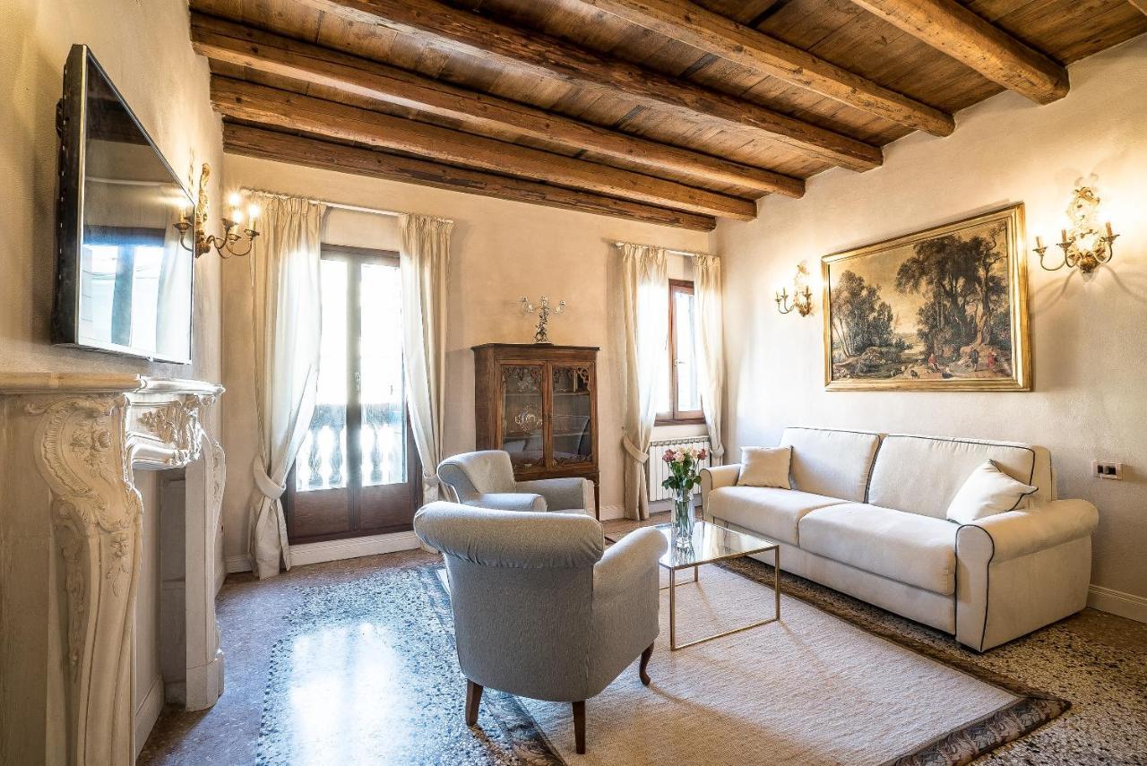 Hébergement de vacances Palazzo Veneziano Direct At The Canal With Roof Terrace Venise