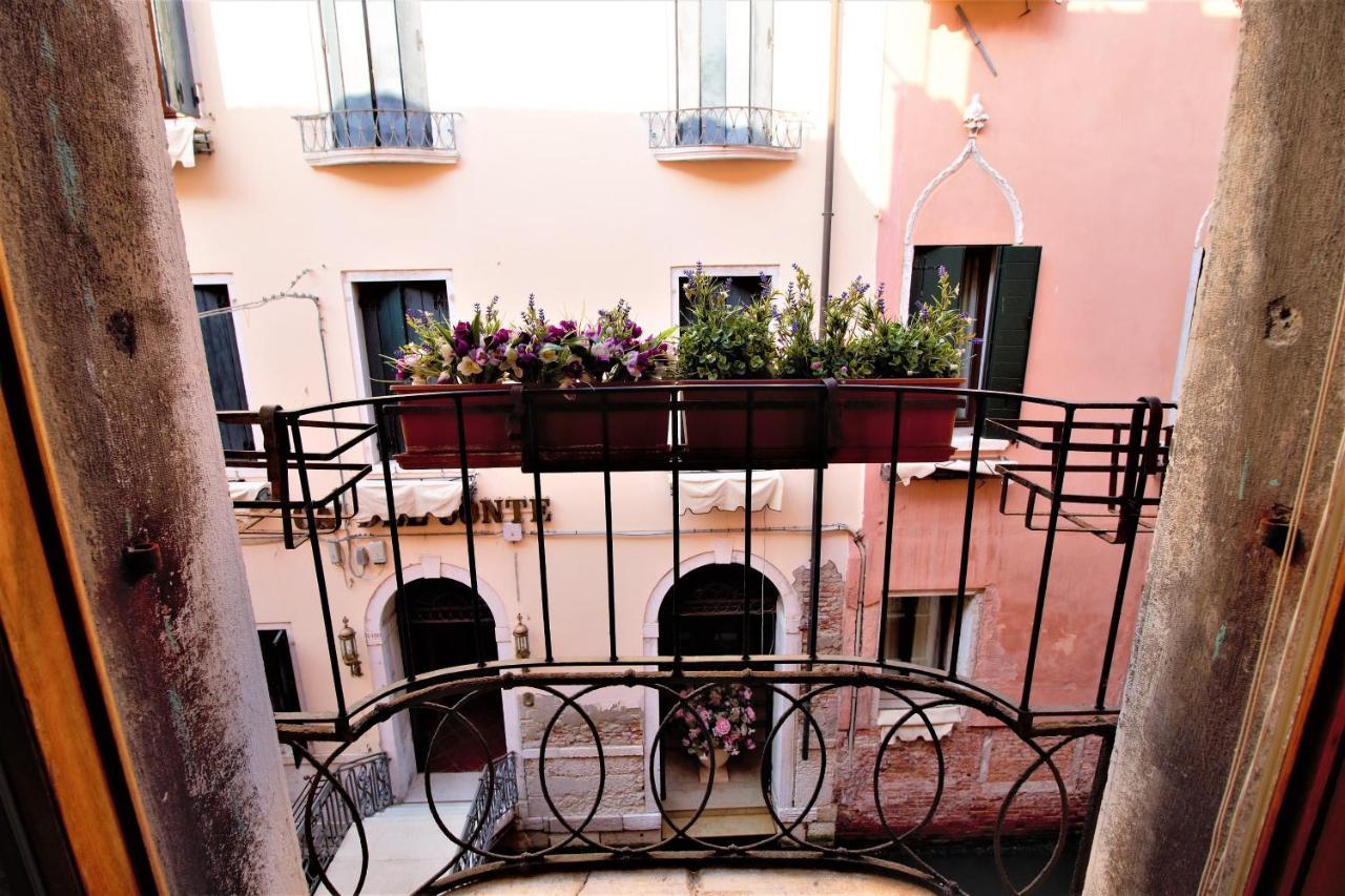 Charming Canal View San Marco Appartement
