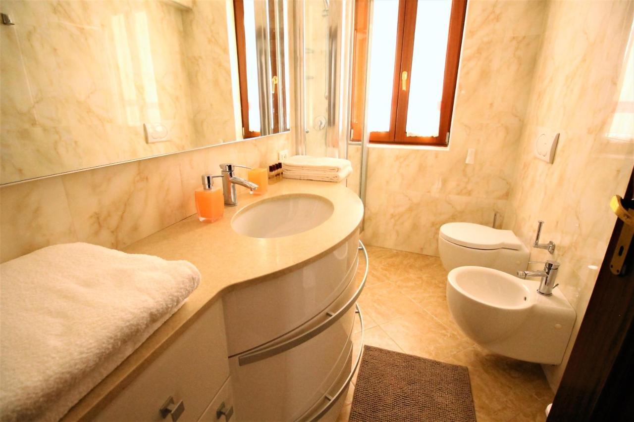 Charming Canal View San Marco Appartement