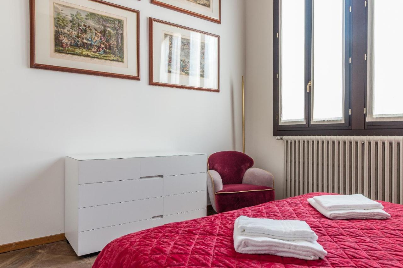 Red House Close To @accademia Bridge Venice