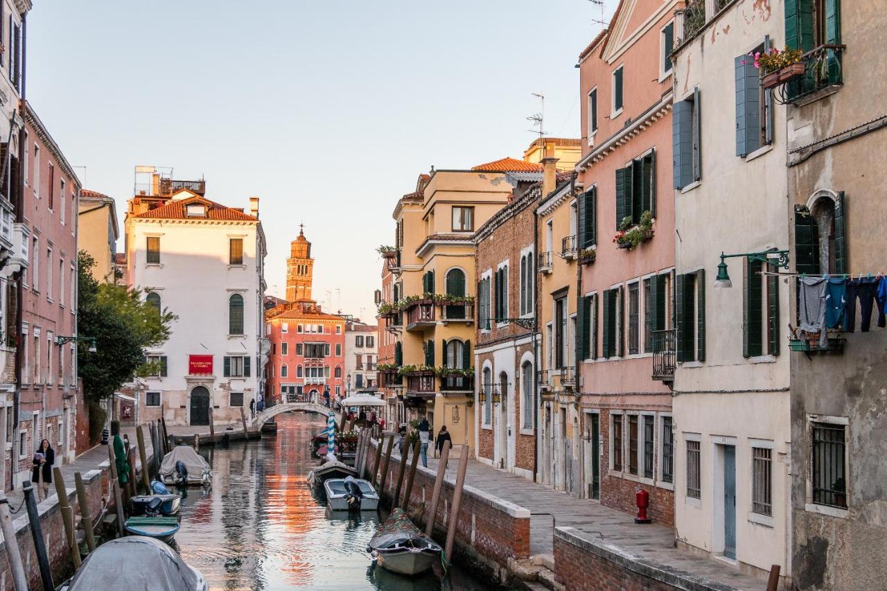 Red House Close To @accademia Bridge Apartment Venice