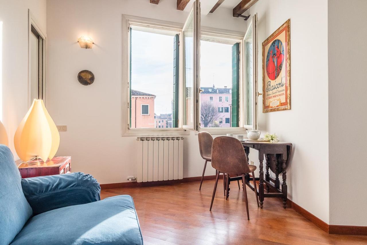 7 Windows On Apartment Venedig