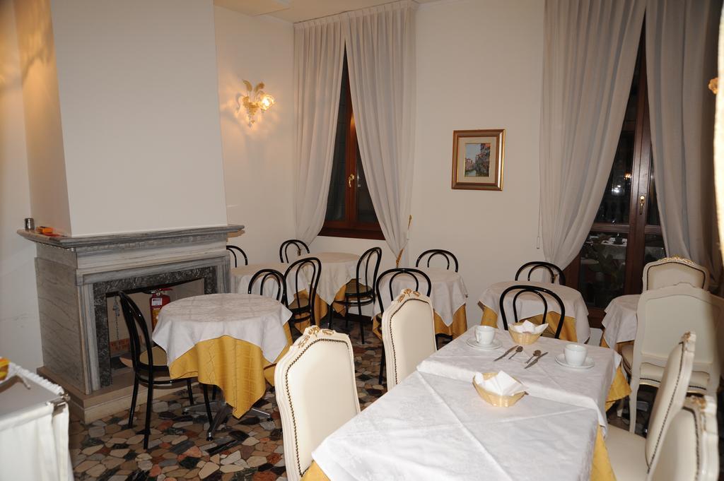 Alloggi Santa Sofia Couette-café 2*