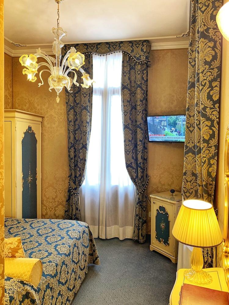 Becher 3* Venise