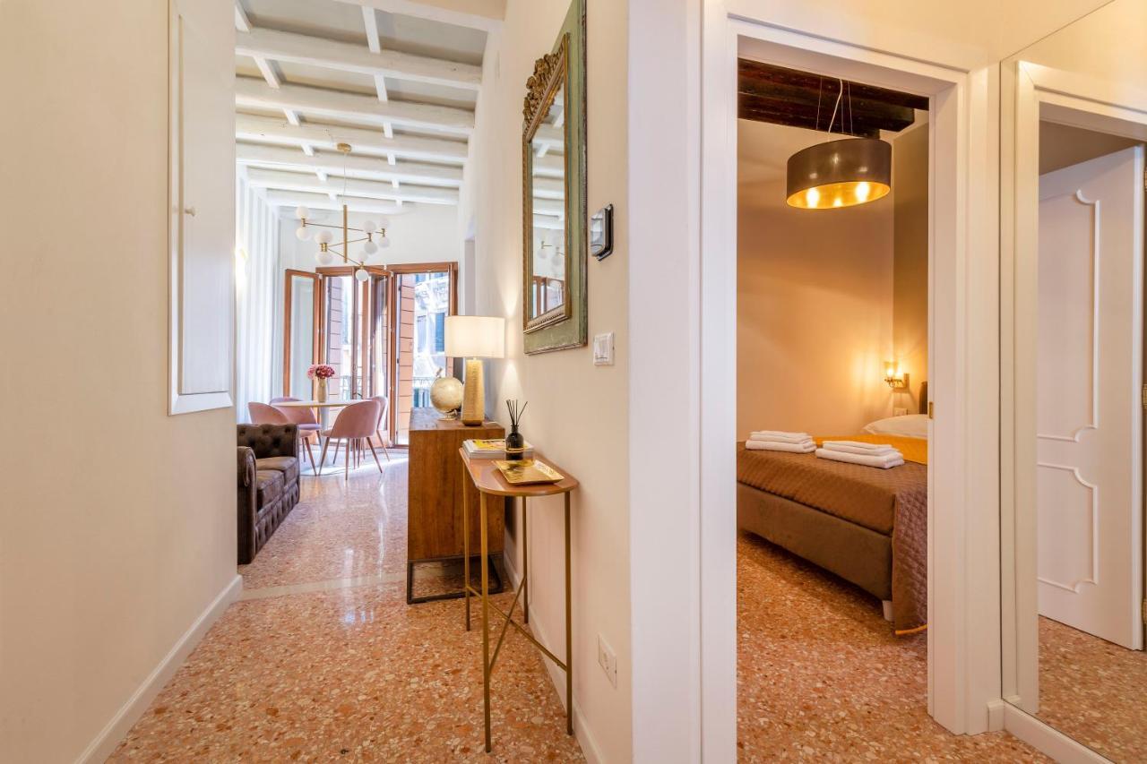 Apartment Querini Suite-balcony On Canal, Close To San Marco *