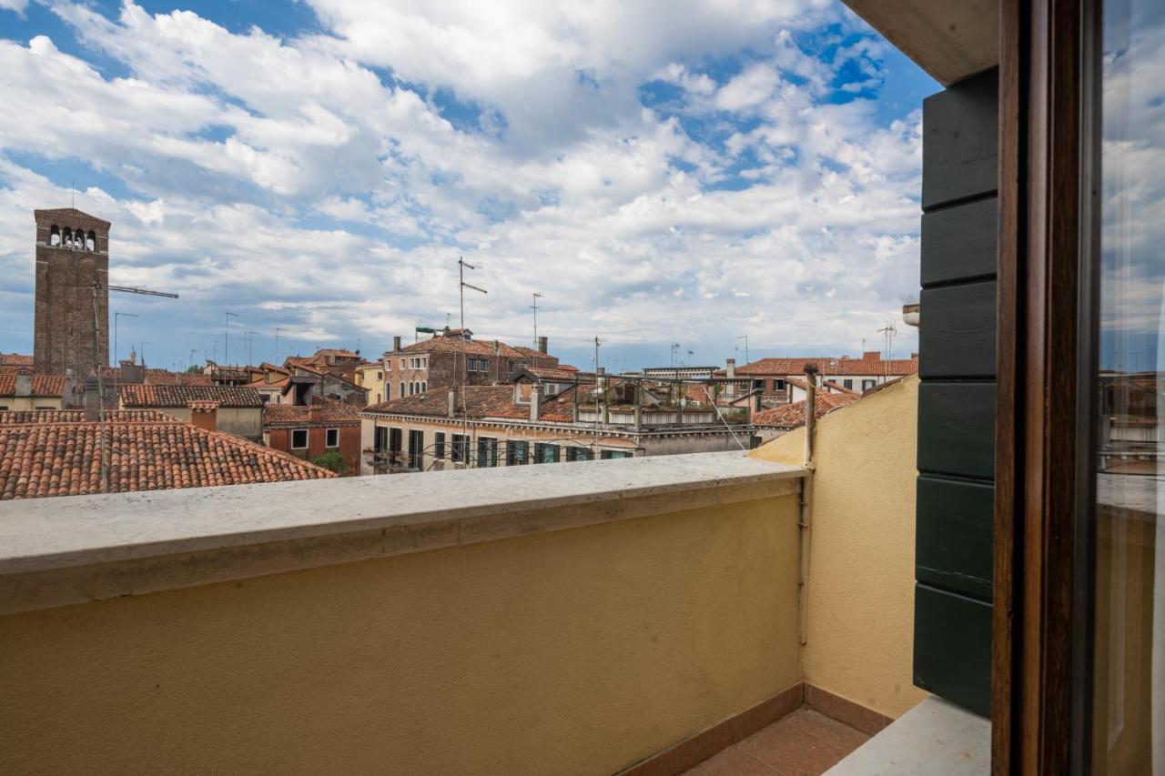 Bright On Venetian Roofs R&r *