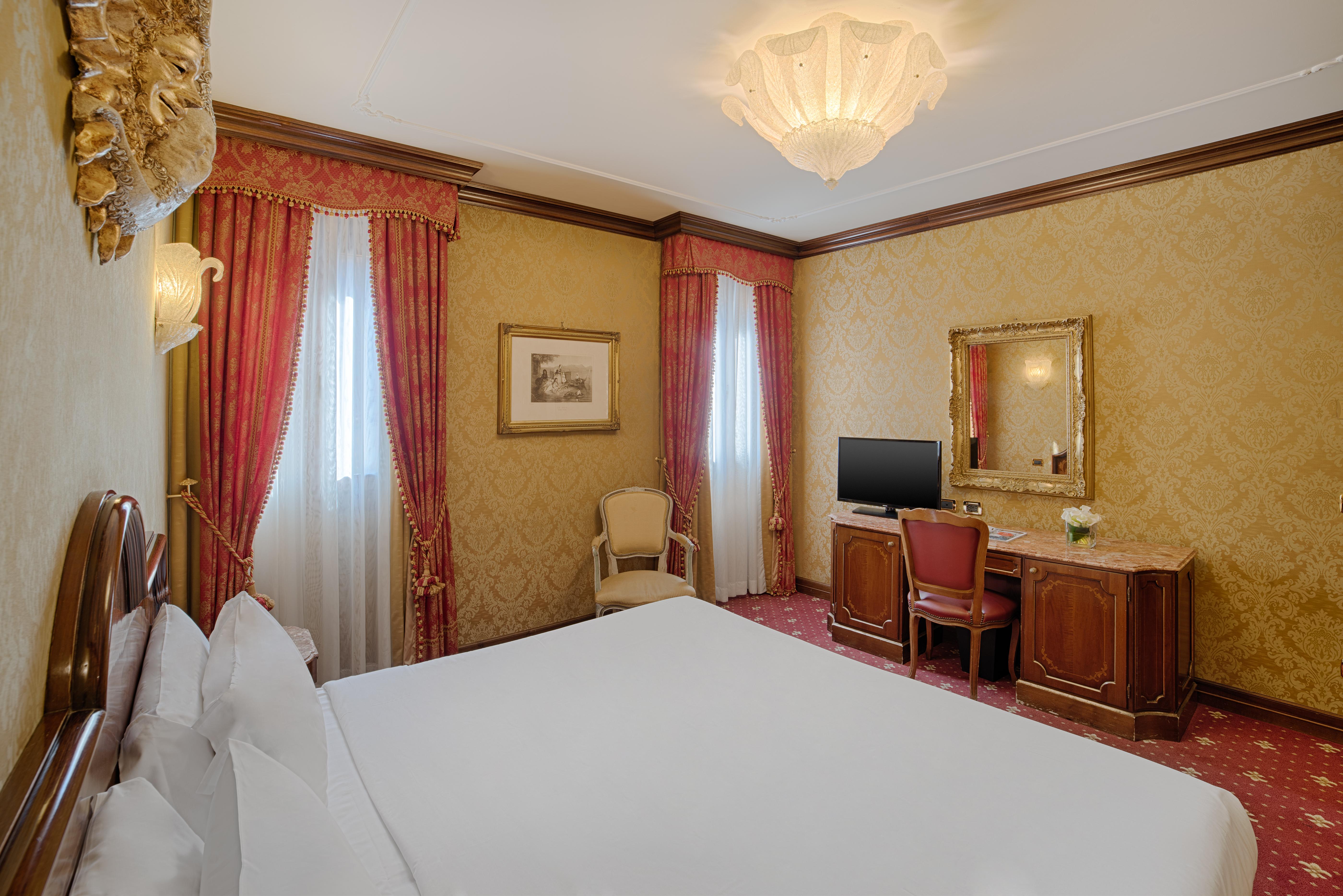 Nh Santa Lucia Hotel