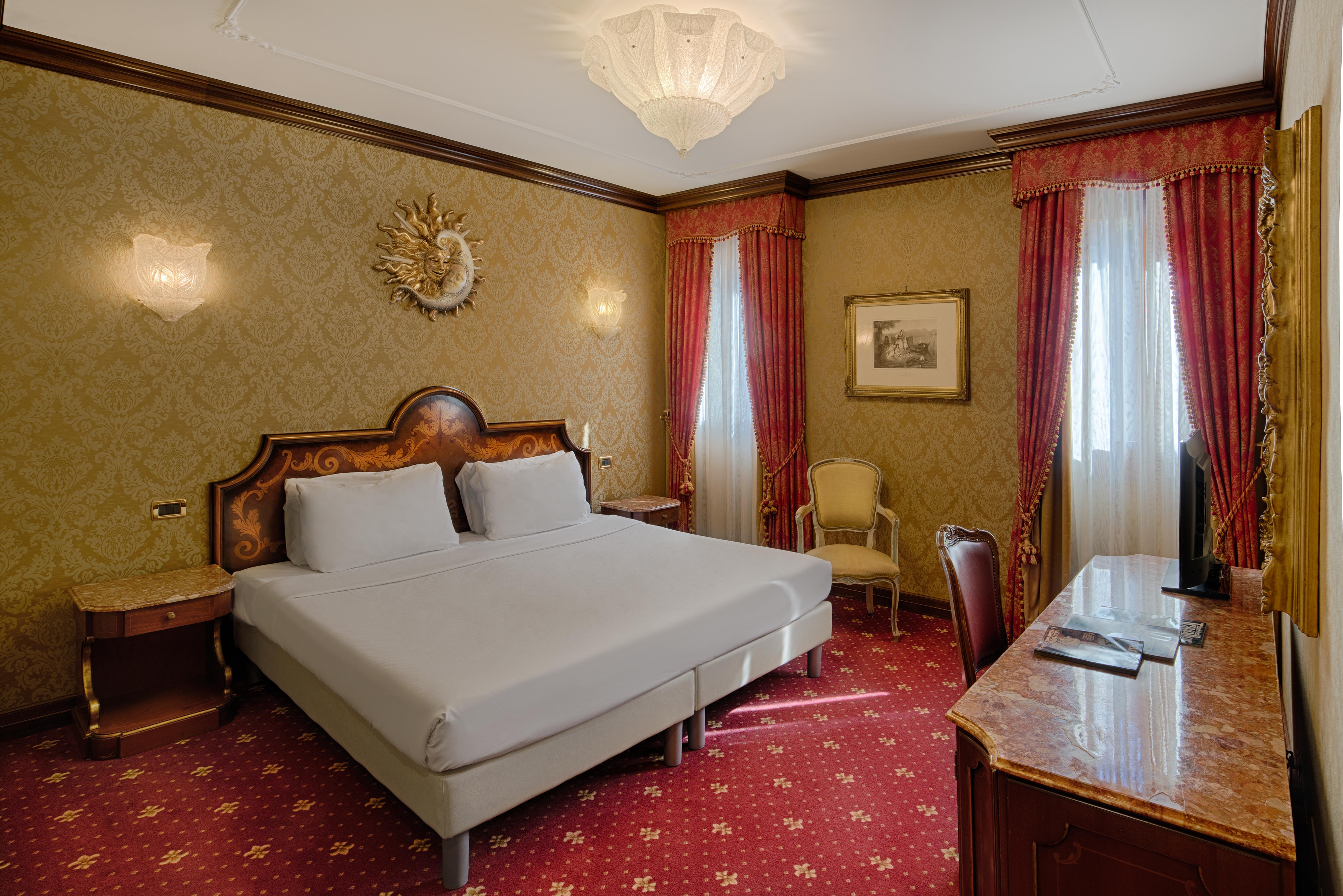 Nh Santa Lucia Hotel
