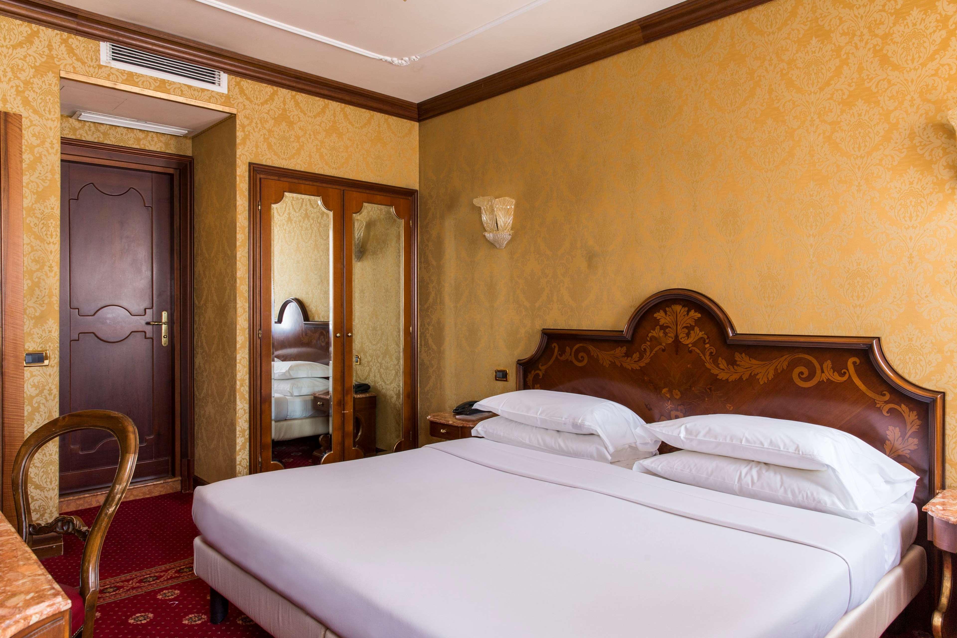 Nh Santa Lucia Hotel 4*