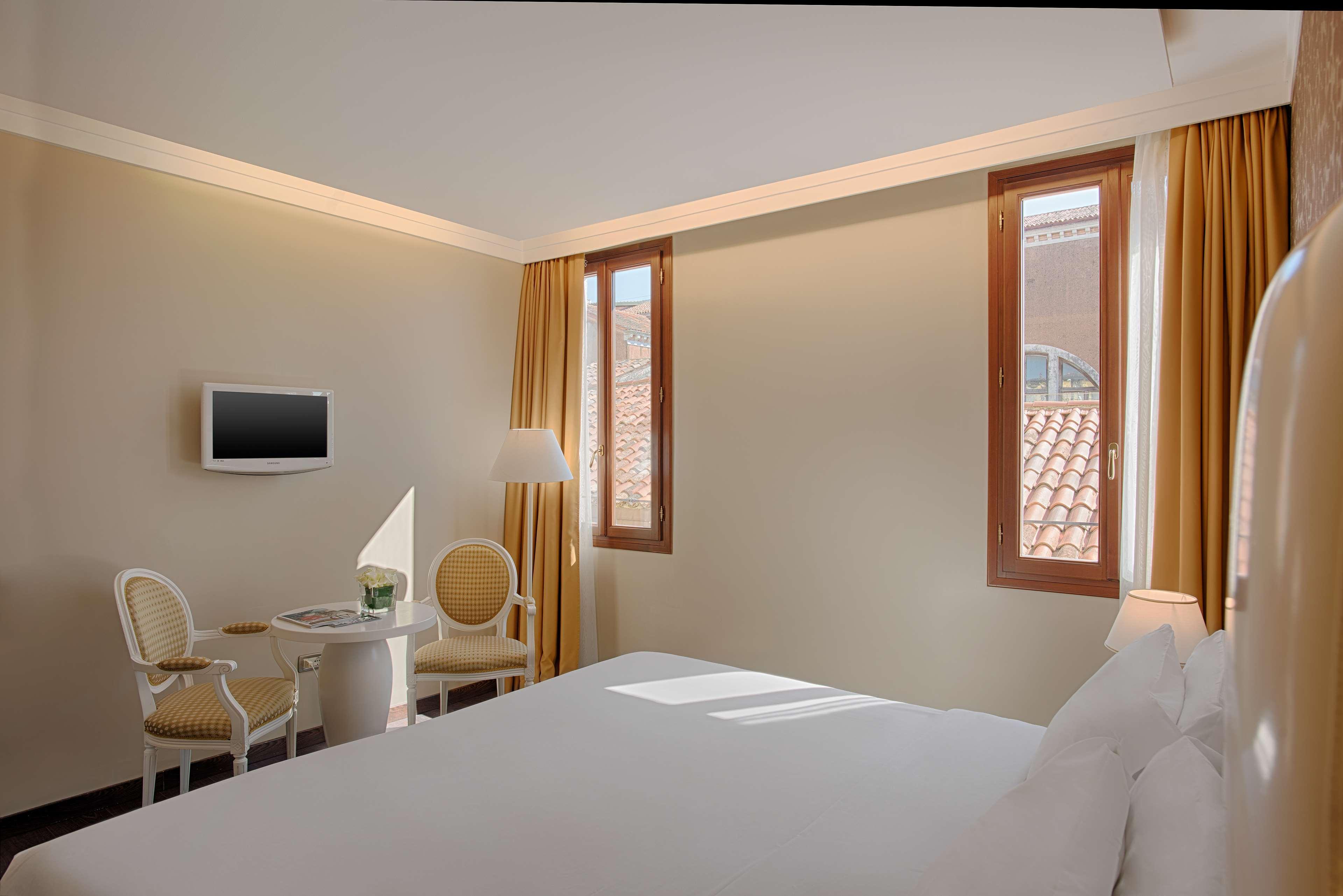 Nh Santa Lucia Hotel 4*