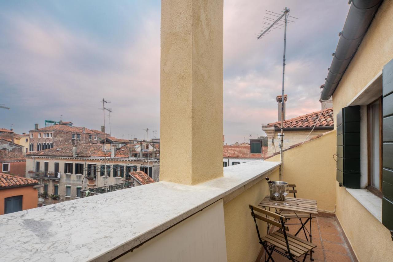 Bright On Venetian Roofs R&r Venezia