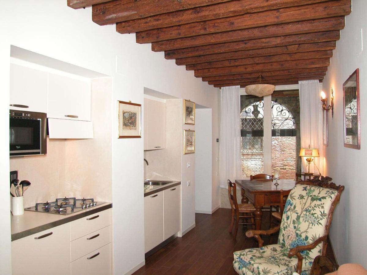 Al Pozzo Dei Scoacamini, 100 M From San Marco, Ground Floor Appartamento