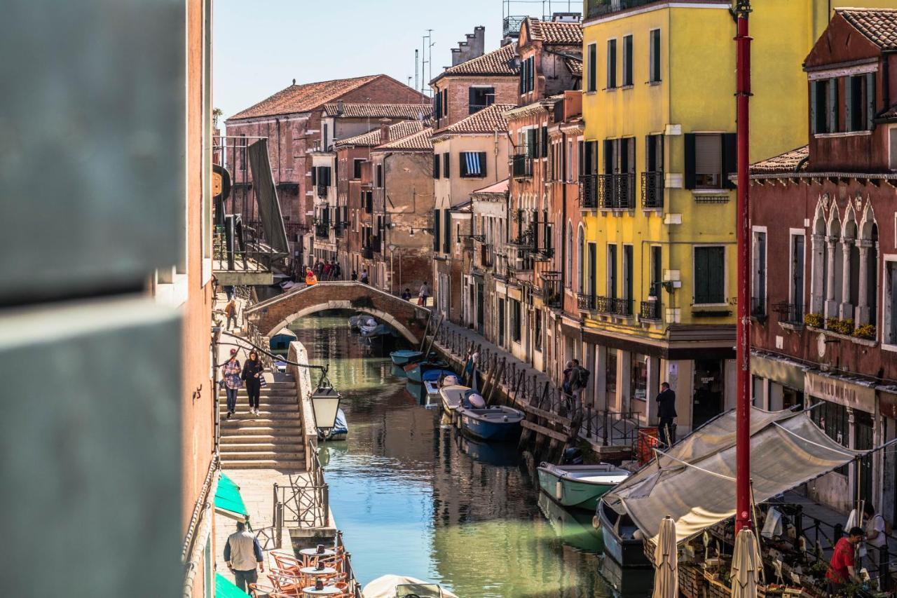 The Golden Tree, In * Venise