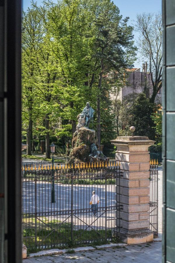 The Golden Tree, In Appartement Venise