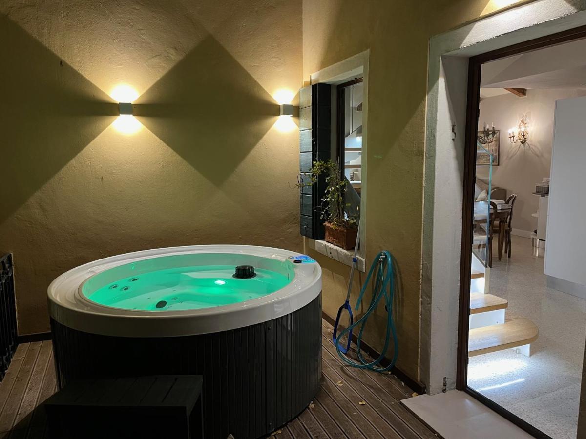 Hébergement de vacances Palazzo Veneziano Direct At The Canal With Roof Terrace Venise