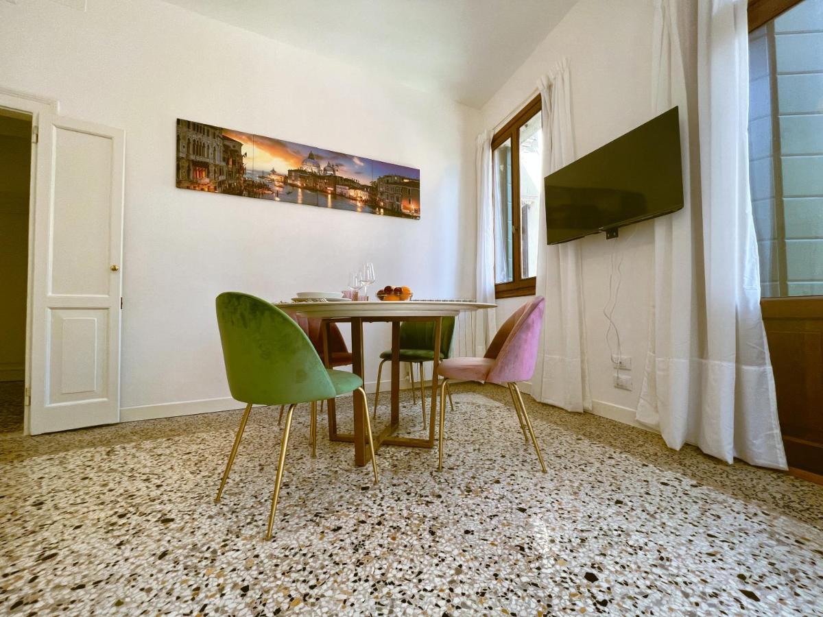 Splendid “true Apartment” Overlooking Water * Venezia