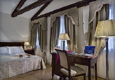 Dell'opera Hotel 3*