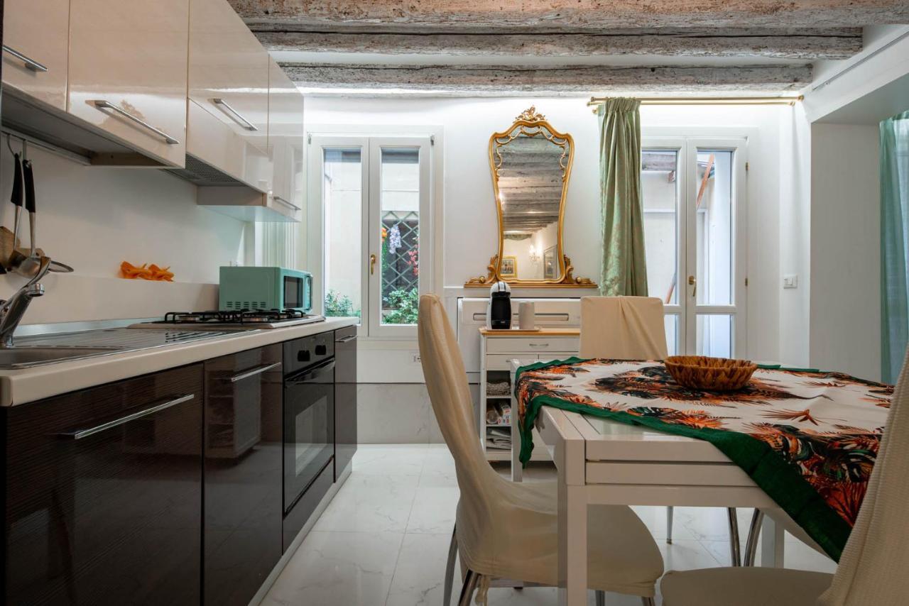 Loving In Venice, 5 Stars