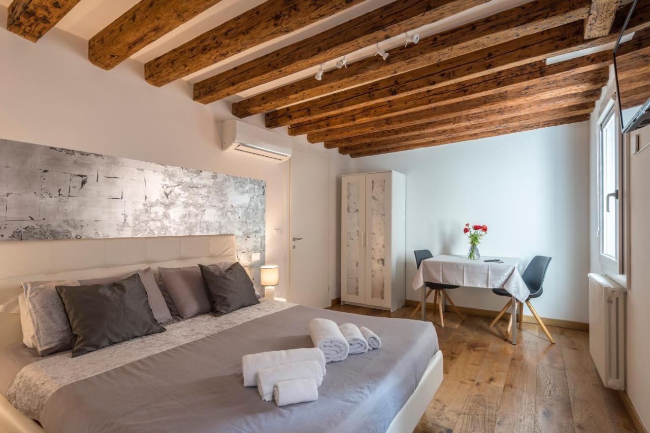 Tre Elementi, Close The Grand Canal Venise