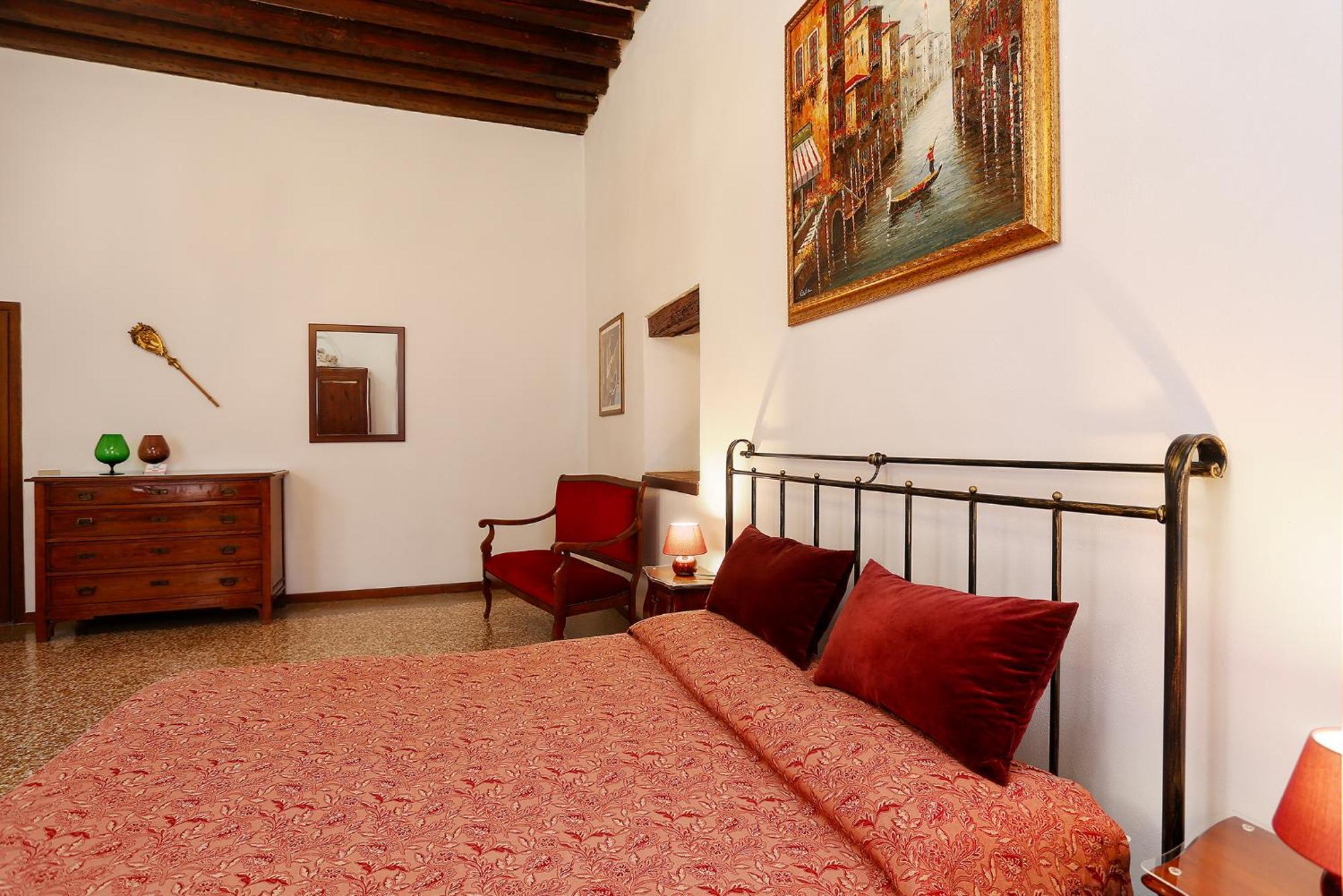 Flat With Canal View Near San Marco *