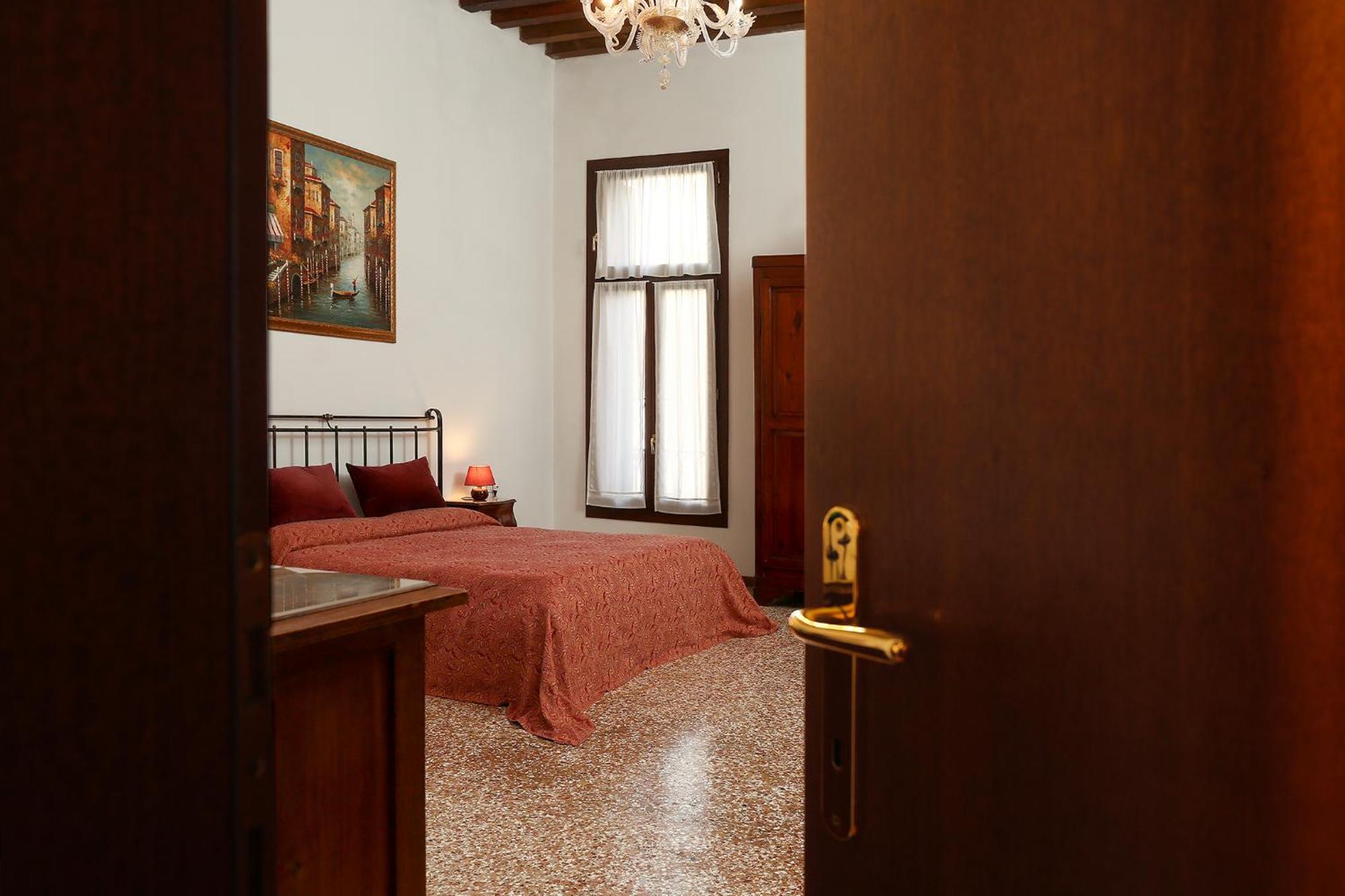 Flat With Canal View Near San Marco Venezia