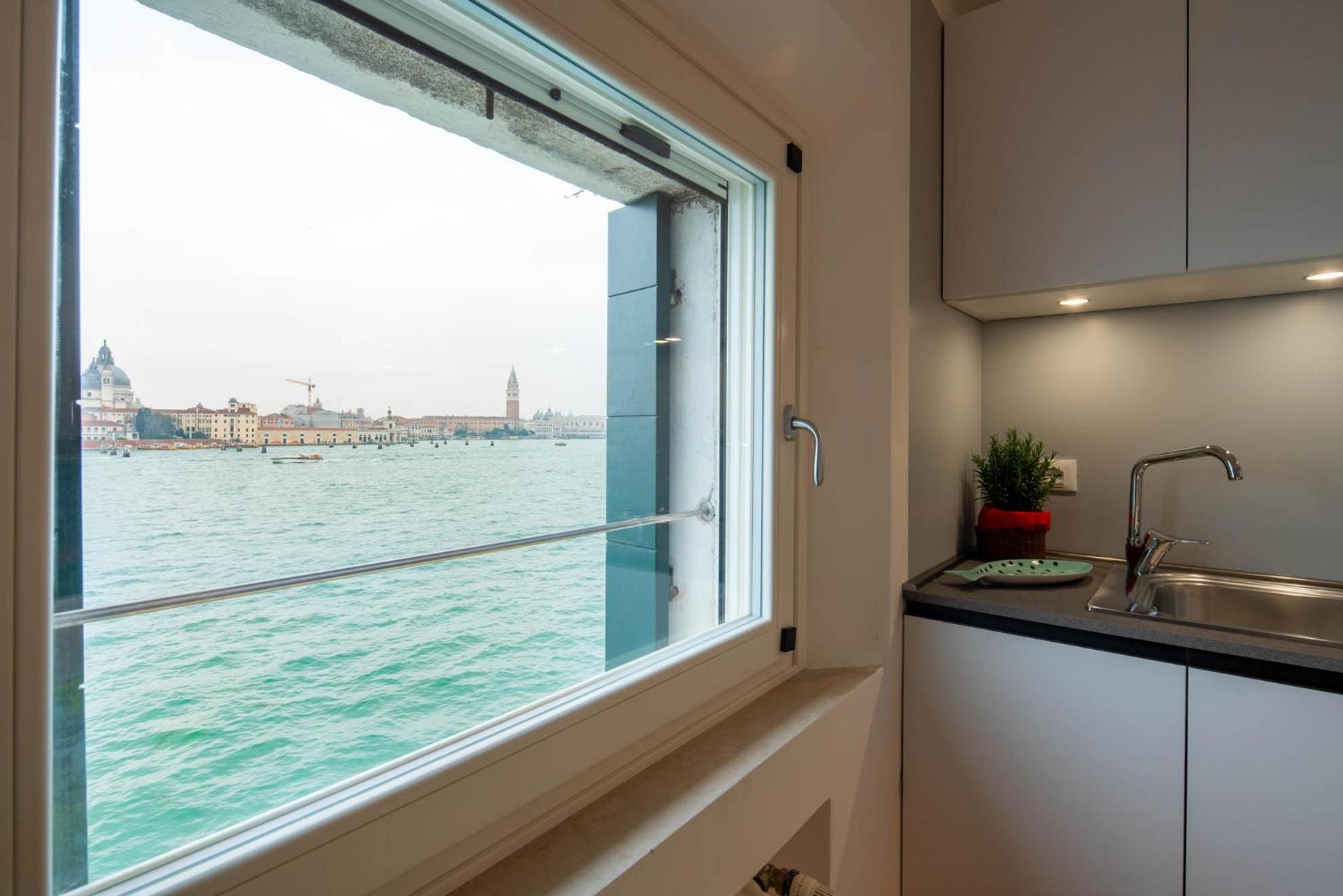 Iconic - View In Appartement Venise